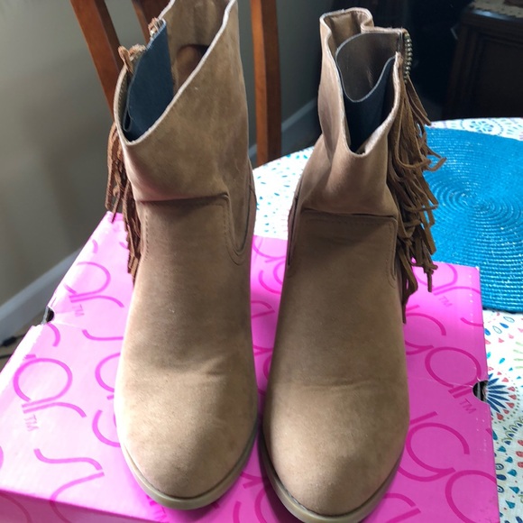 Camel color fringe boots - Picture 2 of 4